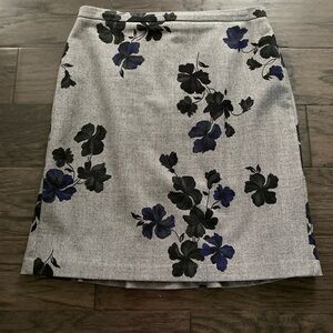 Ann Taylor Gray Mini Skirt with Black and Blue Floral Print size 8p